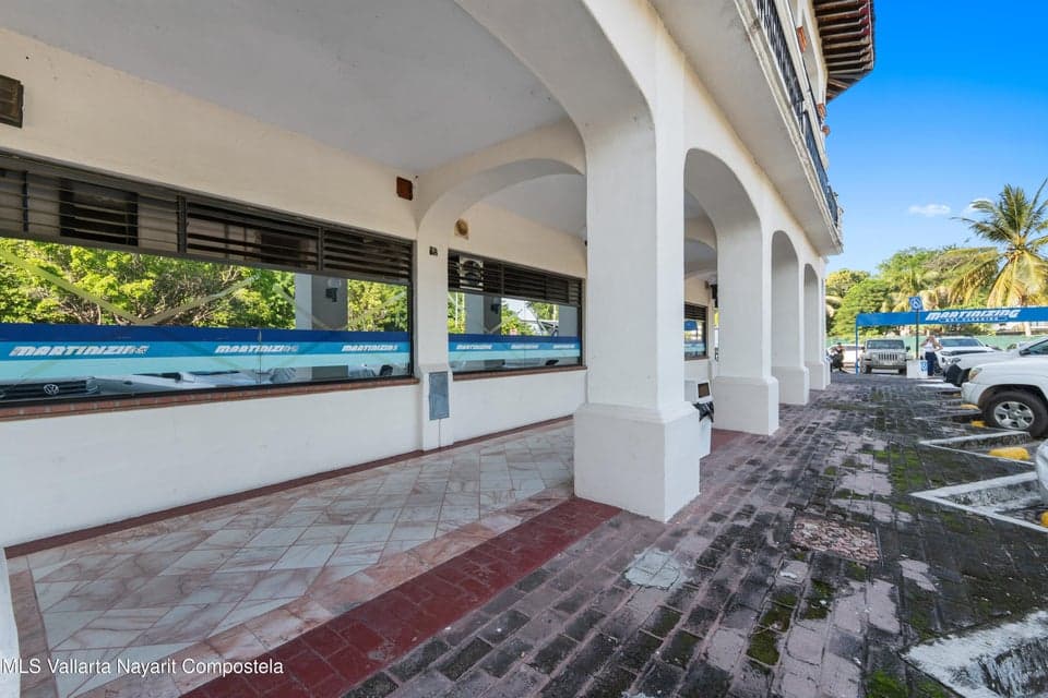 Local F-27 Plaza Marina