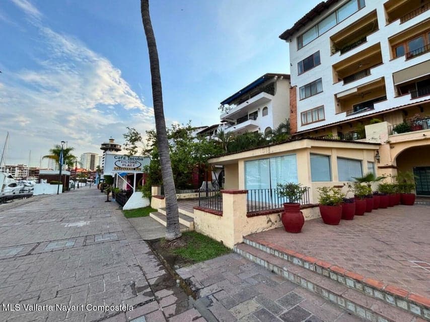 Local 1, Marina Vallarta