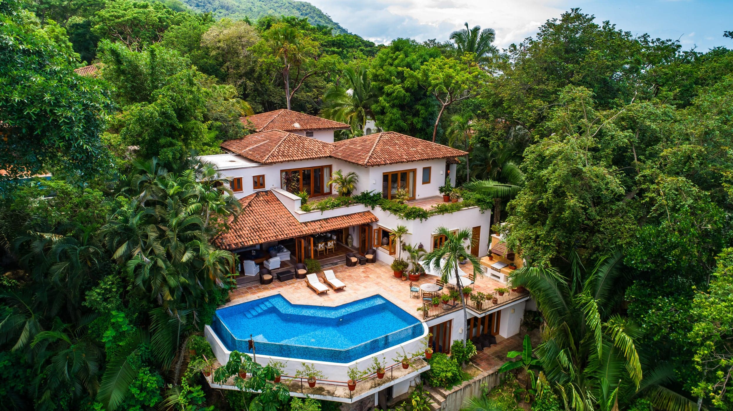 Sierra del Mar, Casa Encantada
