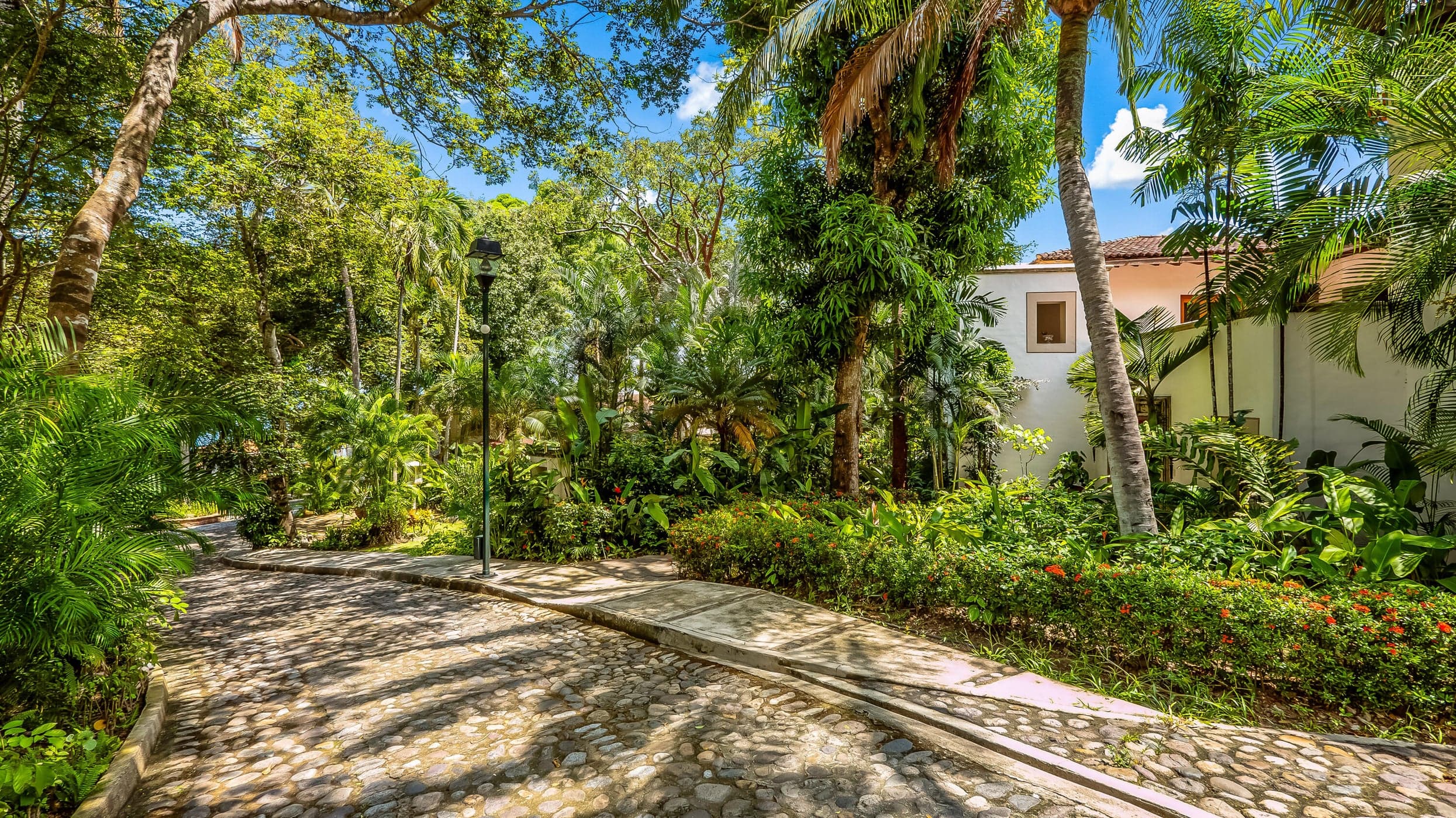 Sierra del Mar, Casa Encantada