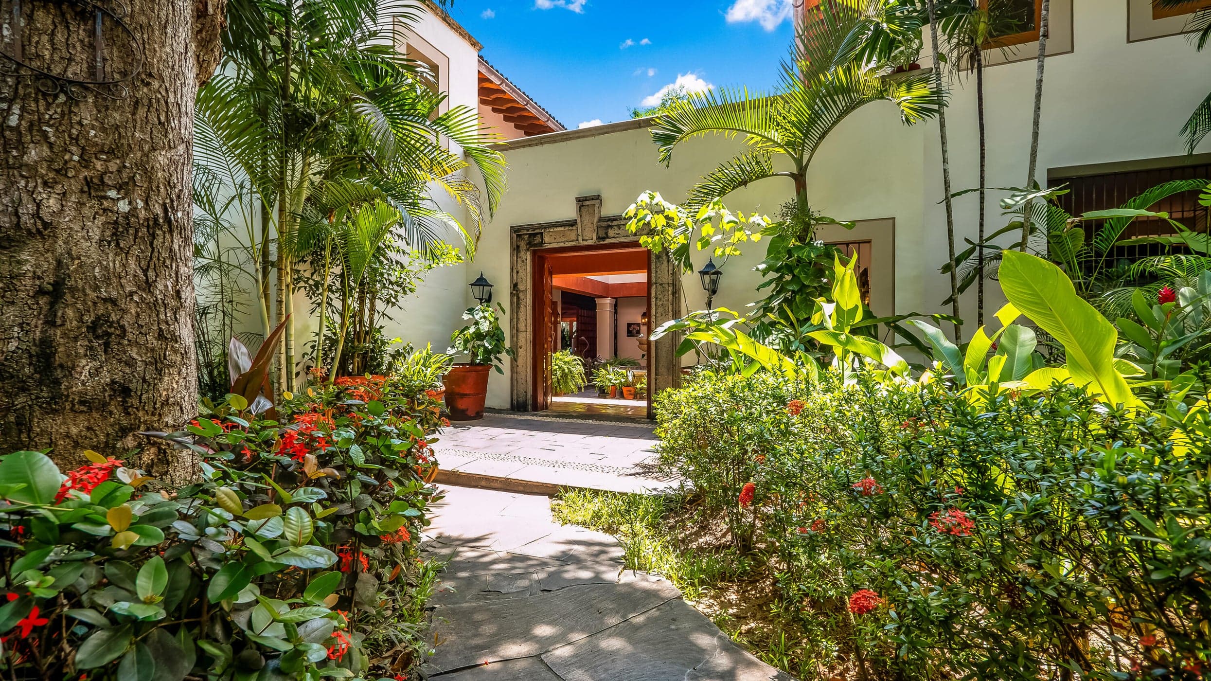 Sierra del Mar, Casa Encantada