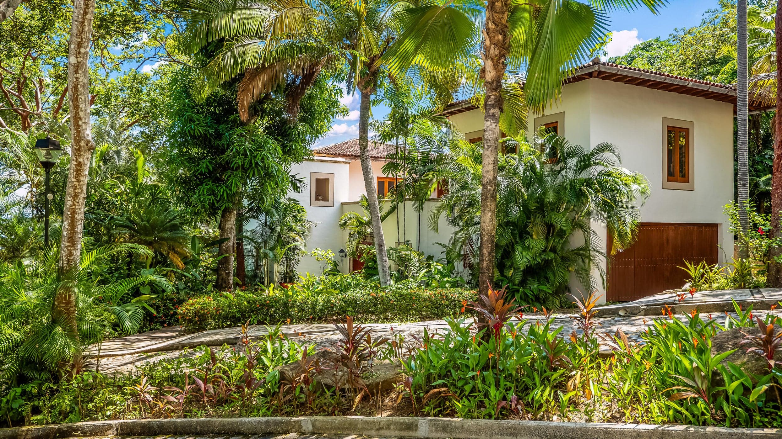 Sierra del Mar, Casa Encantada