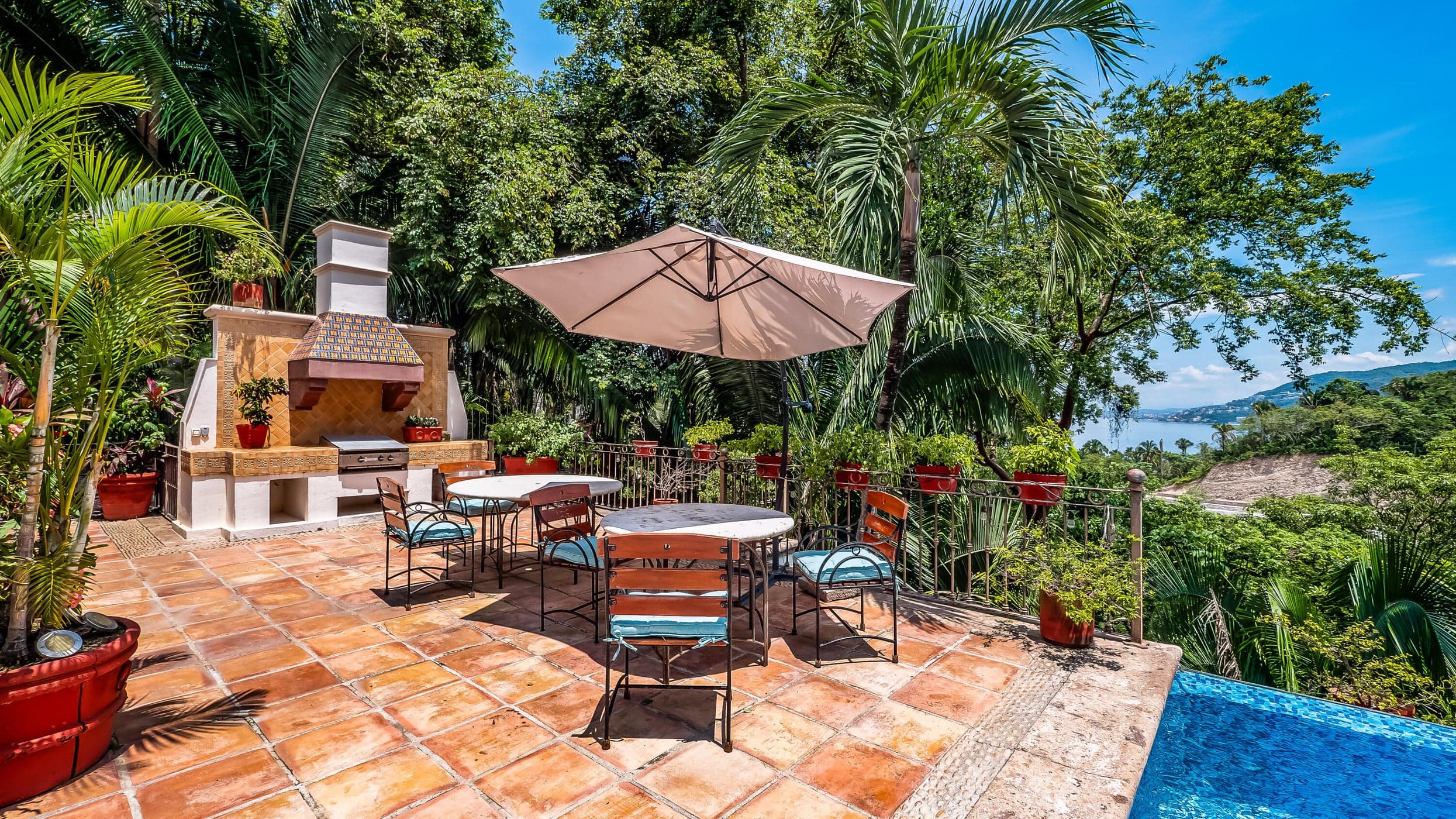 Sierra del Mar, Casa Encantada