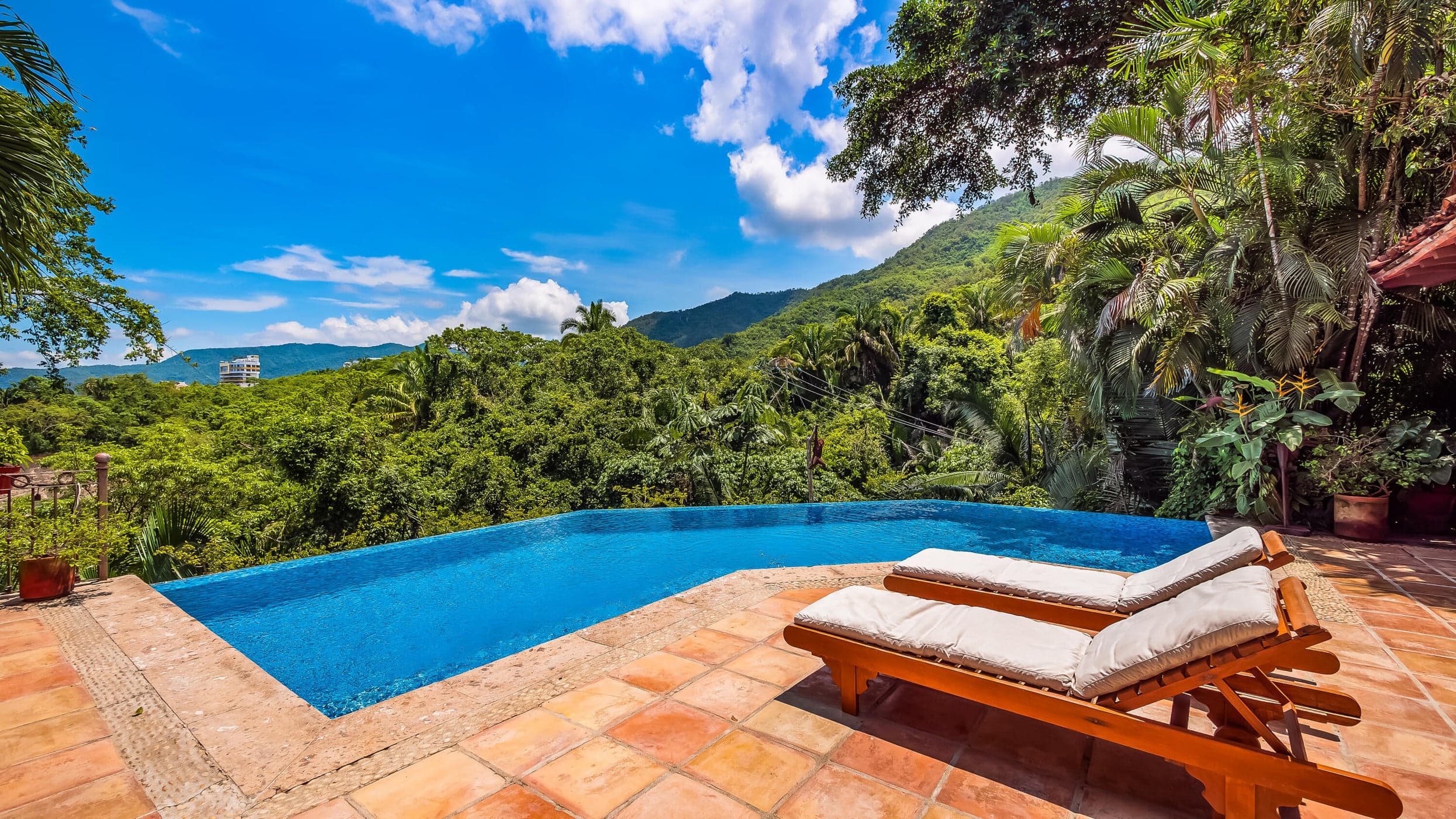 Sierra del Mar, Casa Encantada