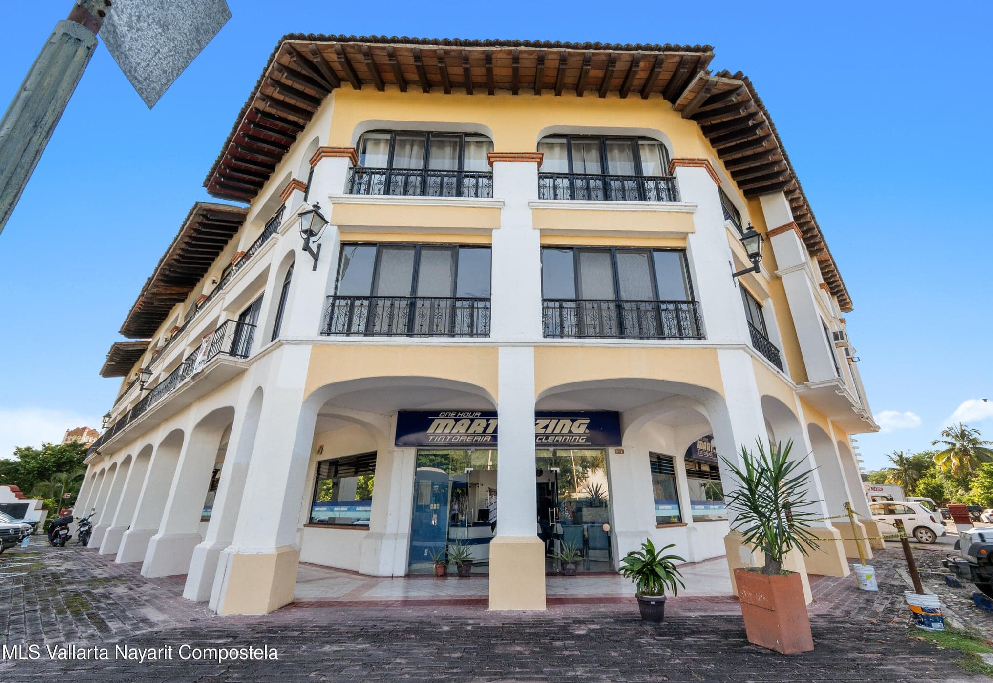 Local F-27 Plaza Marina