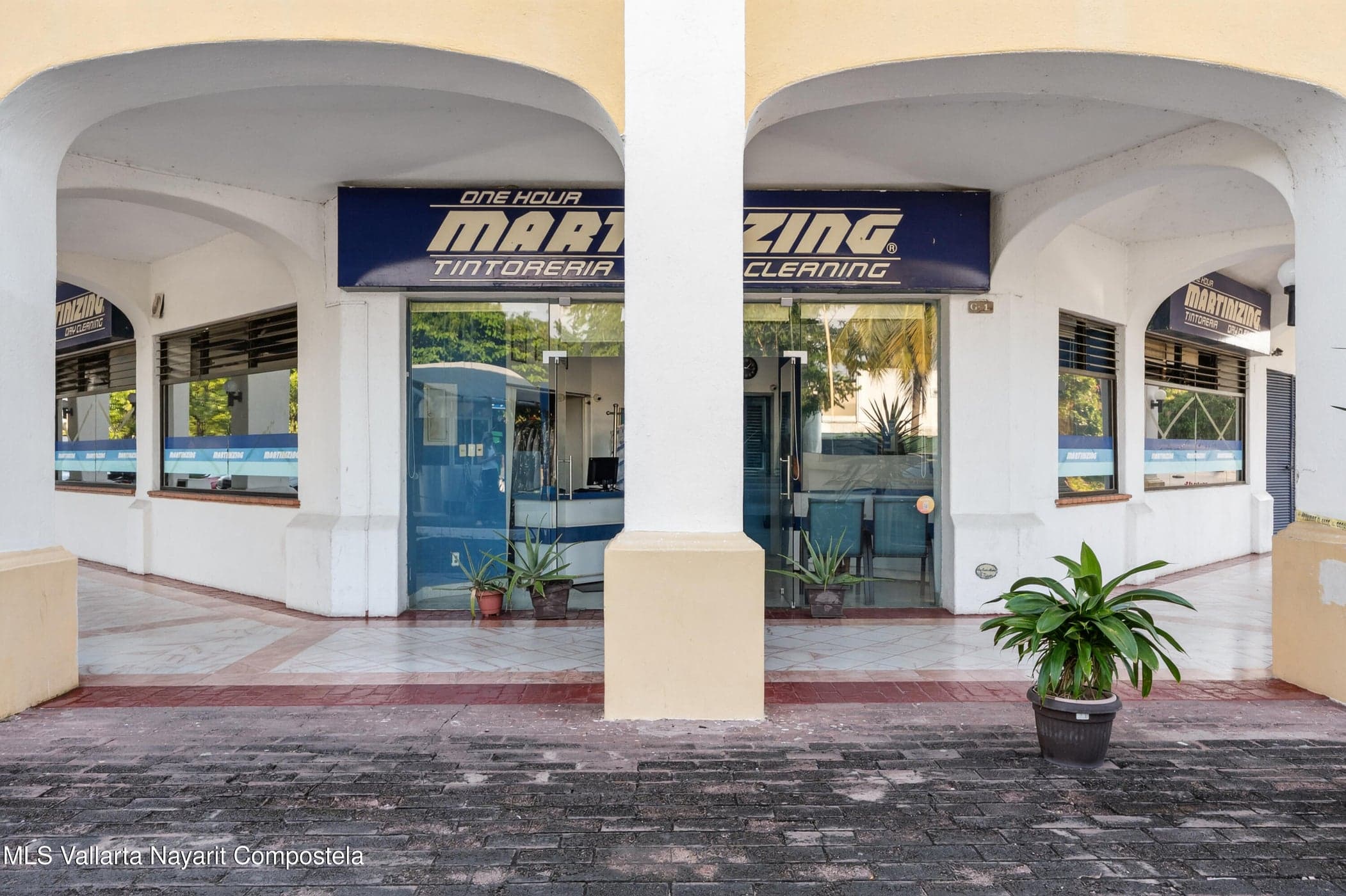 Local F-27 Plaza Marina