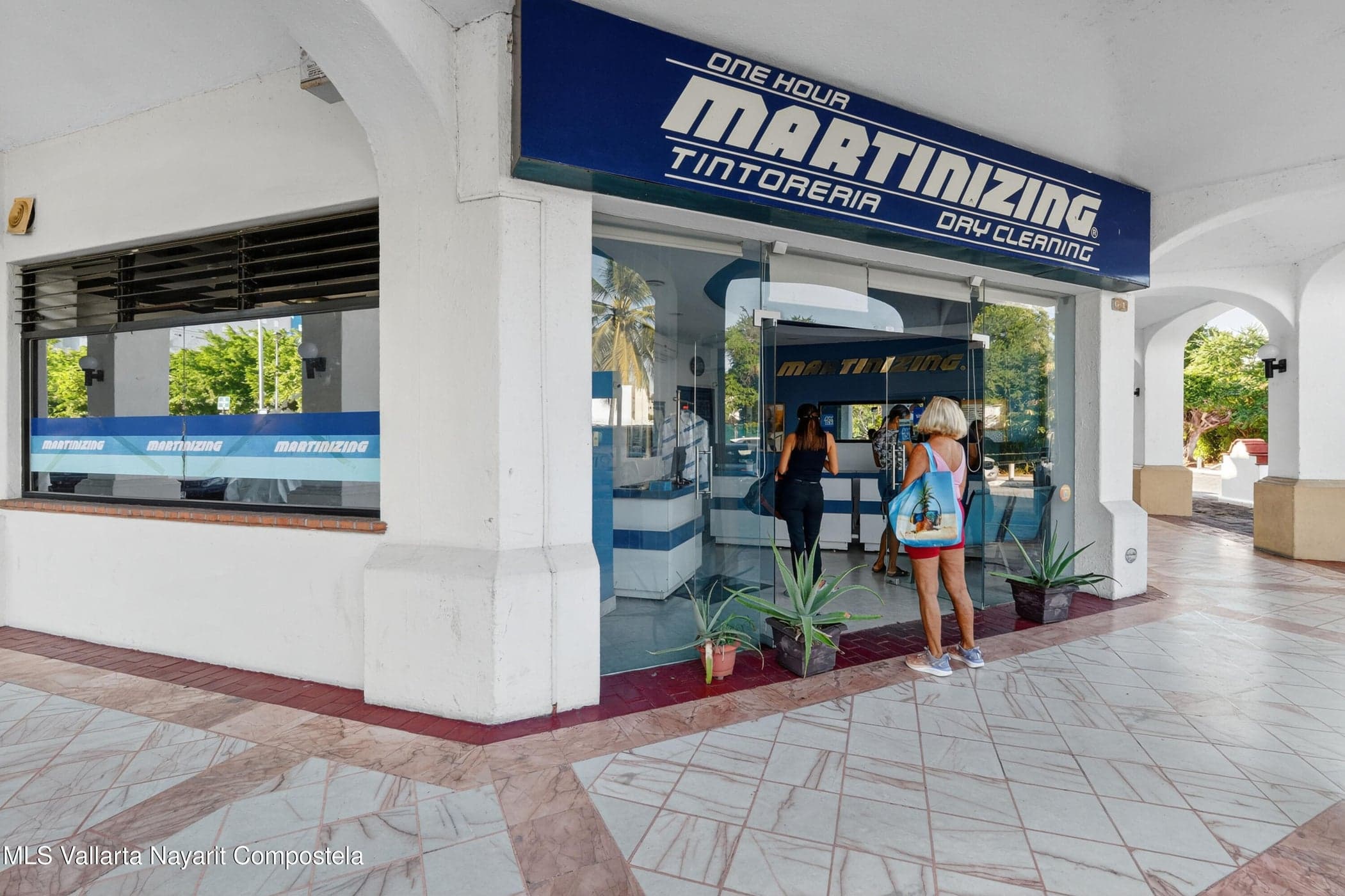 Local F-27 Plaza Marina