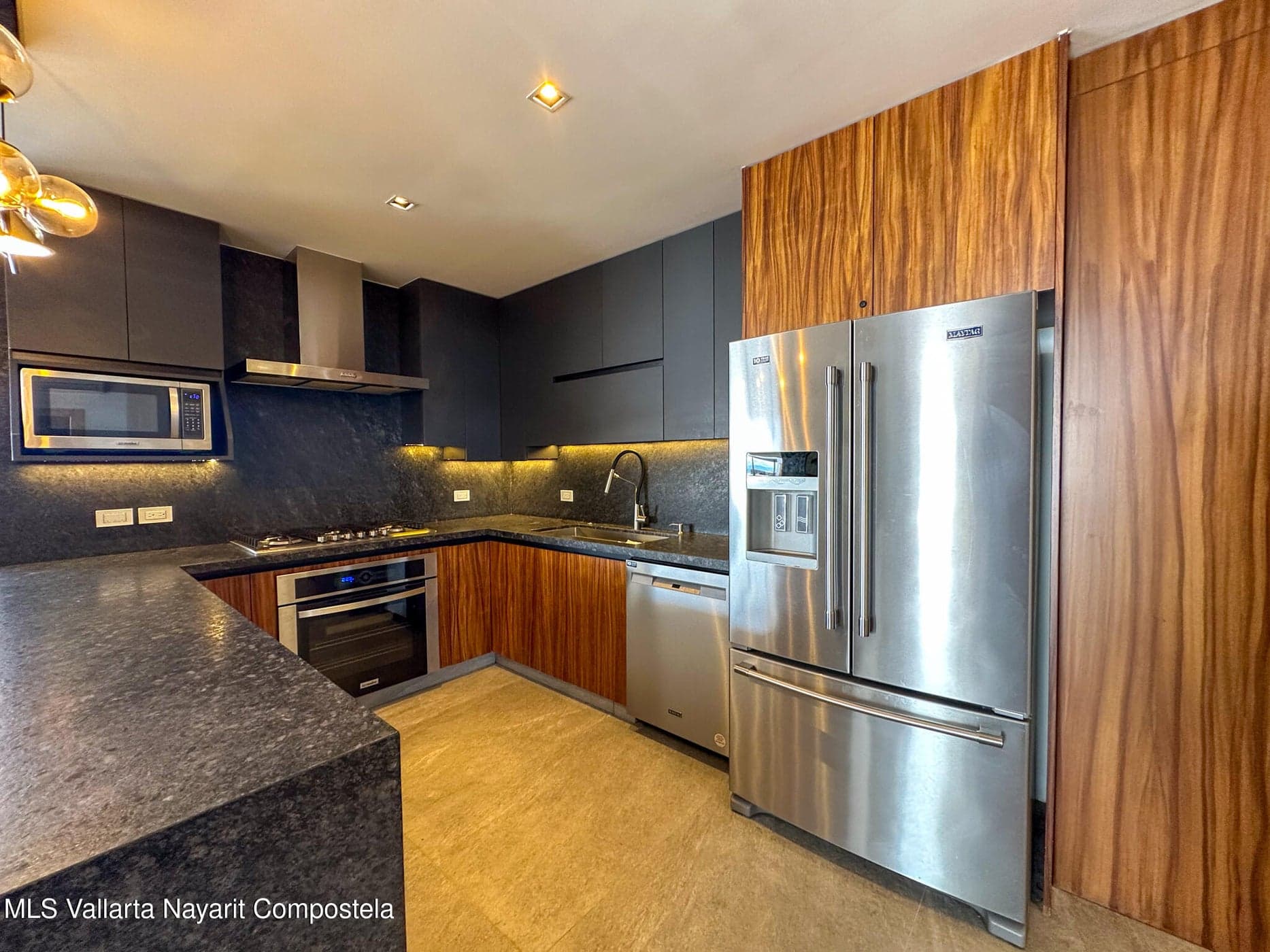 Penthouse Coral Tower 1