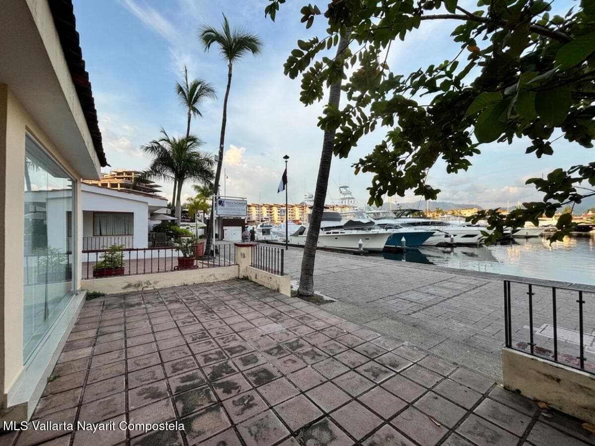 Local 1, Marina Vallarta