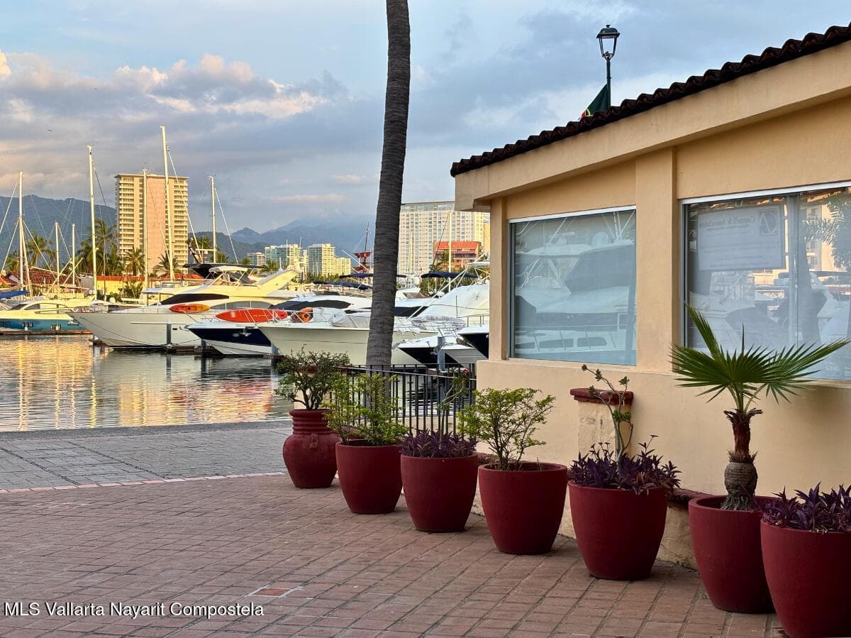 Local 1, Marina Vallarta