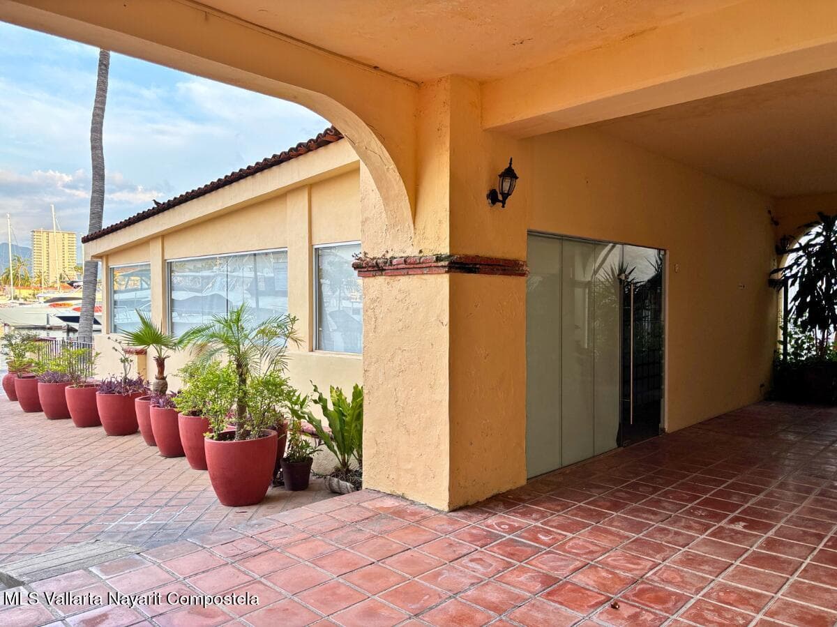 Local 1, Marina Vallarta