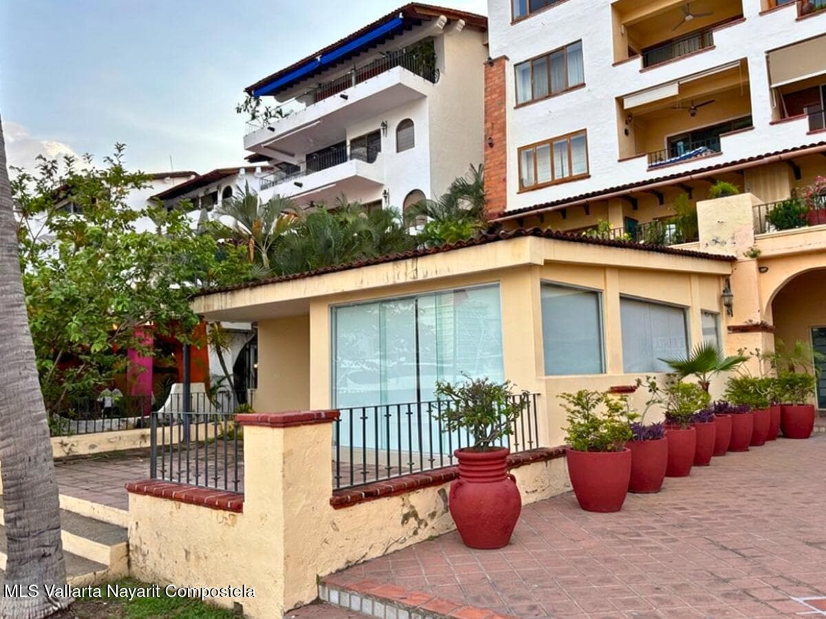 Local 1, Marina Vallarta